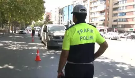 Çocuklar Kırmızı Düdükle Trafik Polisi Oldu