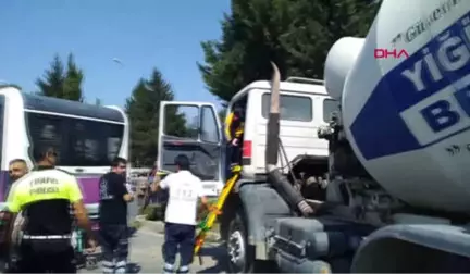 Düzce Beton Mikseri Halk Otobüsüne Çarptı 3 Yaralı