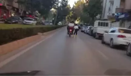 Patenle Motosiklete Tutundu, Hem Kendi Canını Tehlikeye Attı, Hem de Başka Sürücüleri