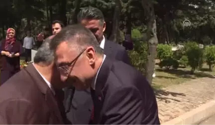 Cumhurbaşkanı Yardımcısı Oktay'dan Şehitlik Ziyareti