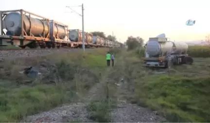 Yük Treni ile Tanker Çarpıştı: 1 Yaralı