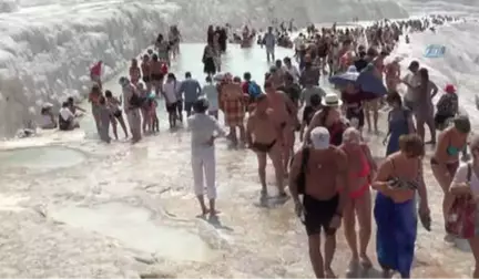 Pamukkale Travertenleri Günde 15 Bin Ziyaretçiyle Rekora Koşuyor