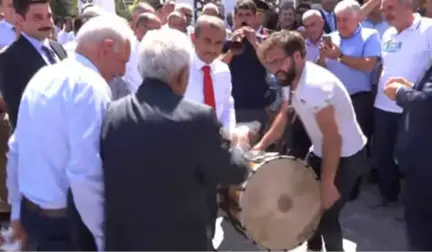 Tunceli'de Çılgın Davulcu Çaldı, Vali Sonel Halay Çekti