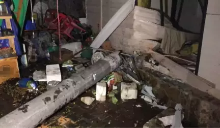Otomobil Zeytin Dükkanına Girdi: 2 Ölü