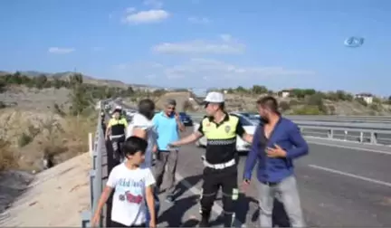 Otomobilin Önünü Kesen TIR Şoförü, Çocuk Dahil Araçtaki Herkese Bıçakla Saldırdı