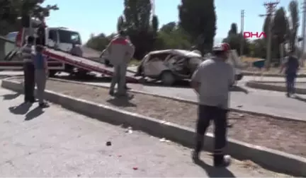 Konya Otomobil ile Traktör Çarpıştı 1'i Ağır 4 Yaralı