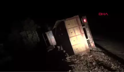Gaziantep Fıstık İşçilerini Taşıyan Kamyonet Devrildi: 17 Yaralı