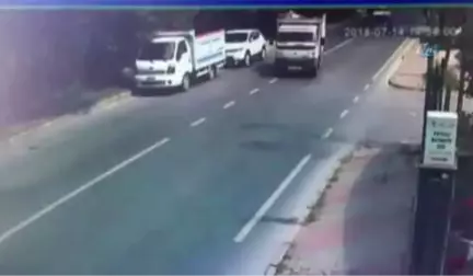 Motosikletli Çiftin Yaşadığı Feci Kaza Kamerada