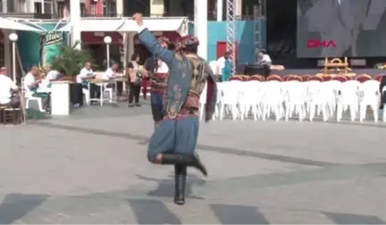 İstanbul- Altın Eller Taksim'de Meraklılarını Bekliyor