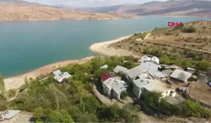 Giresun Yolu Baraj Gölü Altında Kalan Köye Kayıkla Ulaşım Sağlıyorlar