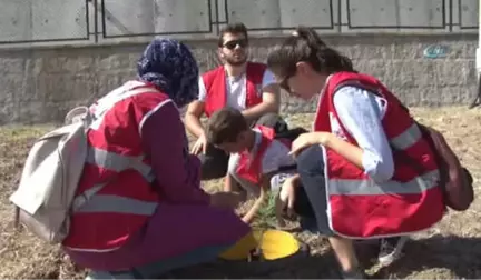 Çocuklar, Toprağa Gömdükleri Kapsüllerle Geleceğe Mesaj Gönderdi