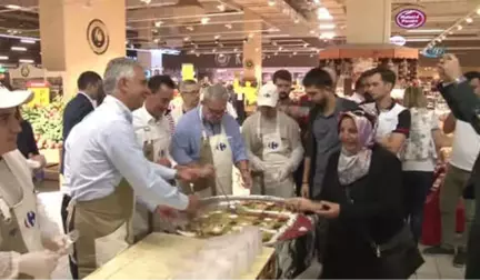 Ünlü Gurme Mehmet Yaşin Carrefoursa'da Aşure Dağıttı