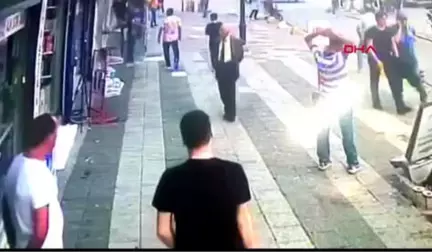 Kadıköy'de Sokak Lambasının Bir Kişinin Başına Düşme Anı Kamerada