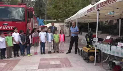 İtfaiyecilik Haftası'nde Öğrencilere Bilgilendirme Standı