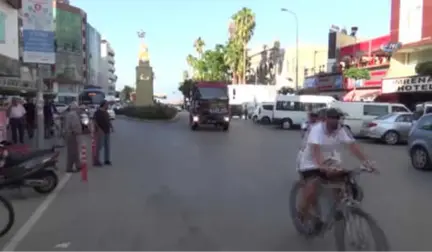 Yangına Gelen İtfaiyecilere Çiçekli ve Baklavalı Karşılama