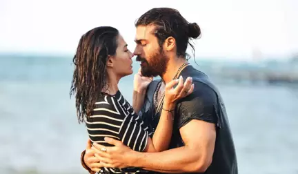 Demet Özdemir'le Sevgili Olduğu Konuşulan Can Yaman, Rabia Yaman'la Aşk Yaşıyor