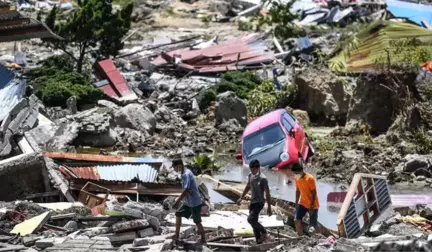 Endonezya'da Deprem ve Tsunami: Çamura Gömülen Kilisede 34 Öğrencinin Cesedi Bulundu