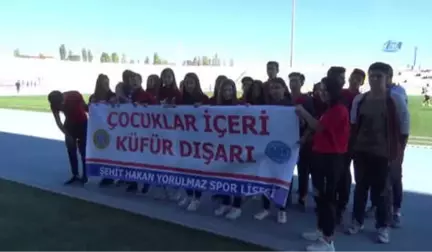 Öğrenciler, Futbolcular ile Birlikte 