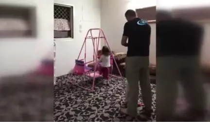 Minik Çocuklar Namaz Kılan Babalarına Yapmadığını Bırakmadı