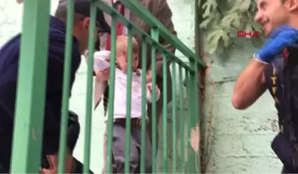 Başı Korkuluklara Sıkışan Öğrenciyi İtfaiye Kurtardı