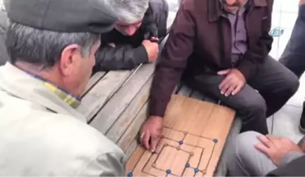 Bankta Çocuklar Gibi Dokuztaş Oynadılar