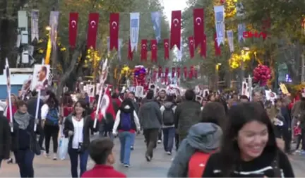 İstanbul Bağdat Caddesi Kırmızı Beyaza Büründü