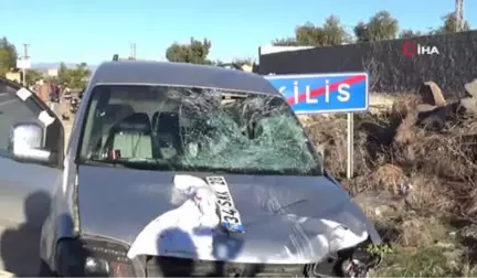 Kilis'te Motosiklet ile Hafif Ticari Araç Çarpıştı, 3 Kişi Yaralandı