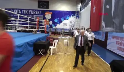 Spor Erkekler Ferdi Boks Şampiyonası'nda 2'nci Grup Müsabakaları Başladı