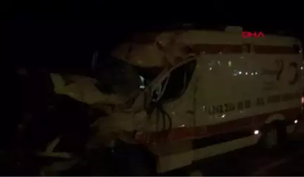 Antalya Tır'la Çarpışan Ambulansta 3 Sağlık Görevlisi Yaralandı