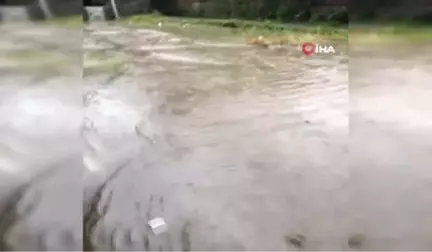 Sel Nedeniyle Otoparkı Su Bastı, Araçlar Mahsur Kaldı