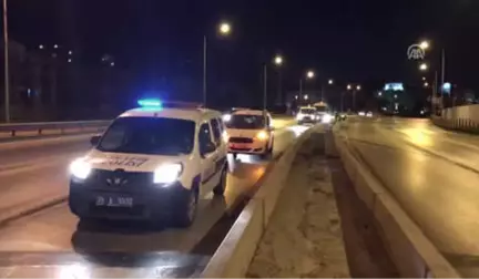 İzmir'de Bariyerlere Çarpan Otomobilin Sürücüsü Yaralandı