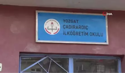 Topladıkları Koli Koli Oyuncaklarla Köydeki Öğrencilerin Yüzünü Güldürdüler