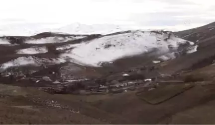 Nur Banu Öğretmen Köylünün Gönlünde Taht Kurdu (1)