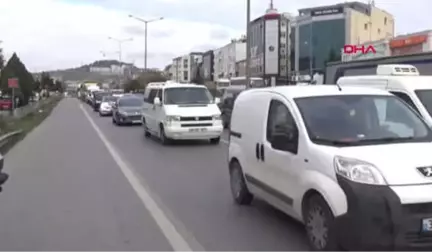 İstanbul- Hafriyat Kamyonu Sıkıştırdı; Bariyerin Üstünde Kaldı