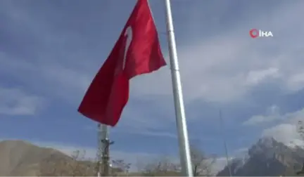 Kaletepe'ye Dev Türk Bayrağı