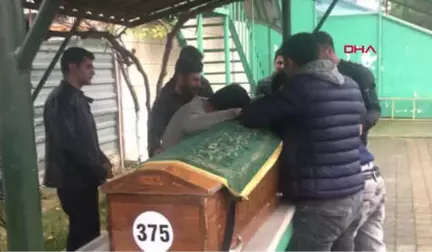 Kocaeli Servisi Kaçıran Çocukları Okula Götürürken Tır'a Çarptı 2 Ölü, 2 Yaralı