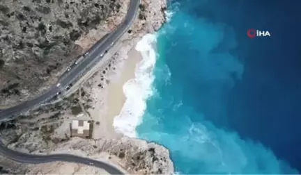 İki Gündür Etkili Olan Yağmur, Kaputaş Plajı'nı Turkuaz Rengine Bürüdü