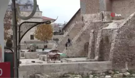 Çocukların Tarihle Tehlikeli Oyunu...800 Yıllık Çifte Minareli Medrese'yi Oyun Parkı Haline Çeviren...