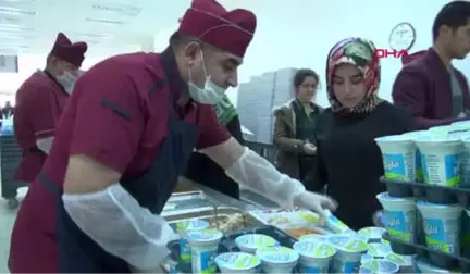 Van Yyü Rektörü Battal, Zehirlenme Olayından Sonra Öğrencilerle Birlikte Yemek Yedi