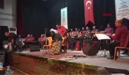 Şanlıurfa 85 Yaşındaki Hatice Ninenin Türküsü Ayakta Alkışlandı