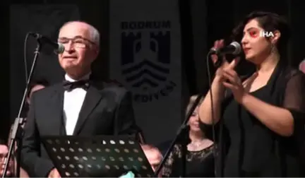 Zeki Müren 87'inci Doğum Günü Konserinde Sürpriz Evlilik Teklifi