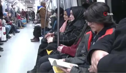 Gençler Metroda Kitap Okuyarak Farkındalık Oluşturuyor