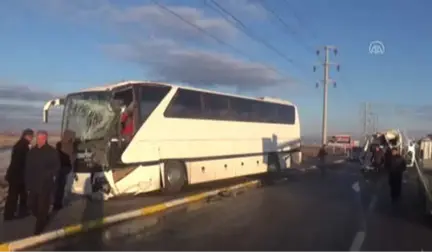 Aksaray'da İki İşçi Servisi Çarpıştı: 17 Yaralı