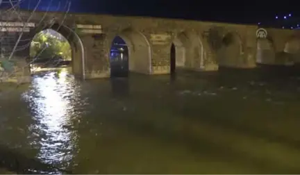 Dicle Barajı'nın Kapaklarından Biri Yağış Nedeniyle Koptu