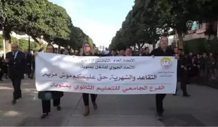 Tunus'ta Öğretmenlerden Maaş Protestosu