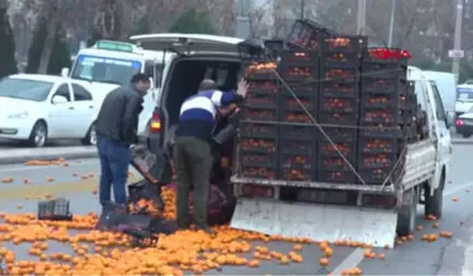 Denizli Kamyonetten Yola Düşen Mandalina Kasaları Yolu Trafiğe Kapattı