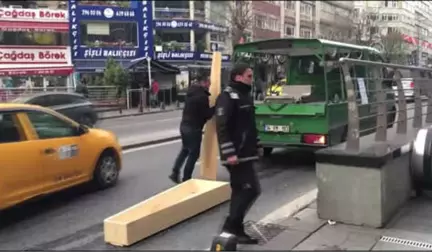 Metro İstasyonunda Bir Kişi Raylara Düştü (2)
