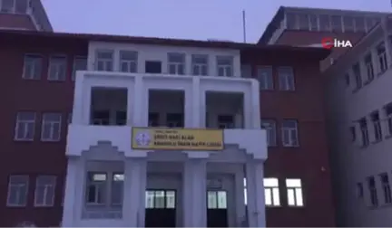 Bingöl'de Okulun Girişindeki Çatı Kardan Çöktü