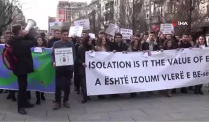 Kosovalı Öğrenciler AB'yi Protesto Etti- Öğrenci Temsilcisi Edison Syla: - 