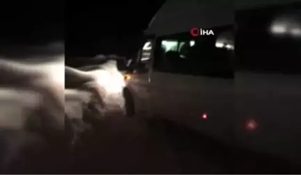 Karda Mahsur Kalan Öğrenci Servisi ve Ambulansı Ekipler Kurtardı